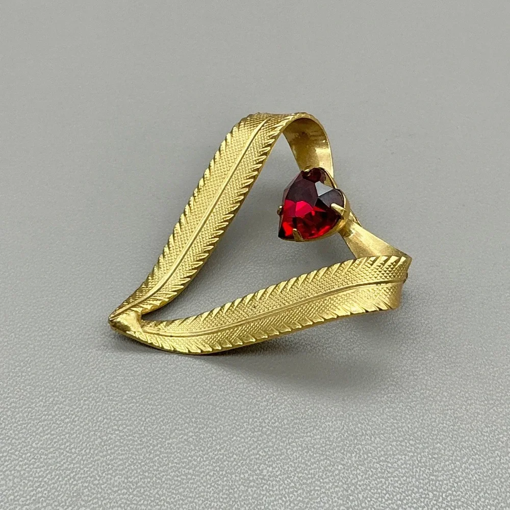 Heart Brooch Women Gold Red Rhinestone Textured V-Shape Ribbon Vintage Pin